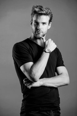 Tımar etme zamanı geldi. Erkek modası. Adam modaya uygun görünüyor. İş adamı saati gözcüsü. Kot elbiseli adam. Model. Erkek cinselliği. Yakışıklı adam. Özgüven ve karizma. Erkek bakımı. Tıraşsız adam.