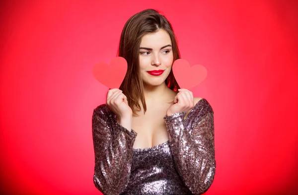 Amor y romance. Ventas de San Valentín. Mujer sexy en vestido de glamour. Chica sensual con corazón. Fiesta de San Valentín. Te quiero. Te quiero. Un saludo romántico. Sé mi San Valentín. Alejarse de todo. — Foto de Stock