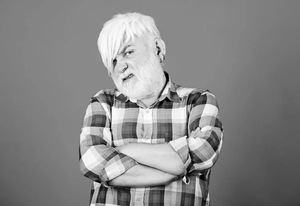 Subcultura Emo. Homem sénior com franja comprida e barba. Aparência hipster maduro incomum. Subcultura e estilo de vida. Barbearia e cabeleireiro. Expressando-se penteado. Atributos da subcultura — Fotografia de Stock