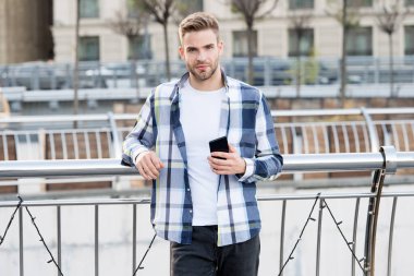 Şehir kablosuz interneti. Akıllı telefon ayarları. Konum seçenekleri paylaşılıyor. Başvuru formu. Adam akıllı telefon binalarının geçmişini tutuyor. Mesaj çevrimiçi. Modern akıllı telefon. İletişim. E-posta gönder. Yanıtlanan ileti