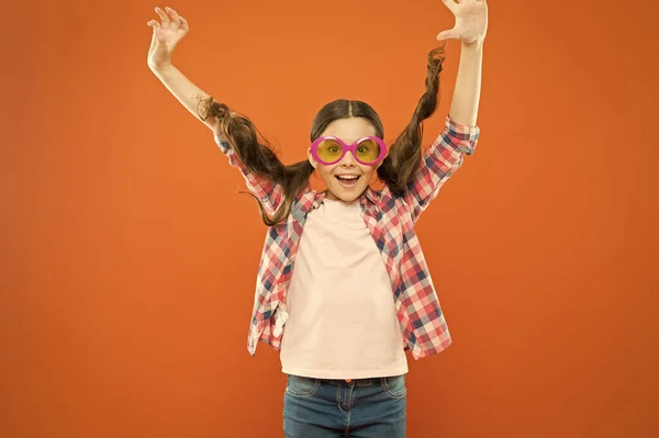 Protezione dai raggi ultravioletti cruciale mentre la polarizzazione più preferenza. Ottica e vista. Bambino felice buona vista. Accessori estivi. Salute della vista e degli occhi. Migliora la vista. Ragazza indossare occhiali da vista — Foto Stock