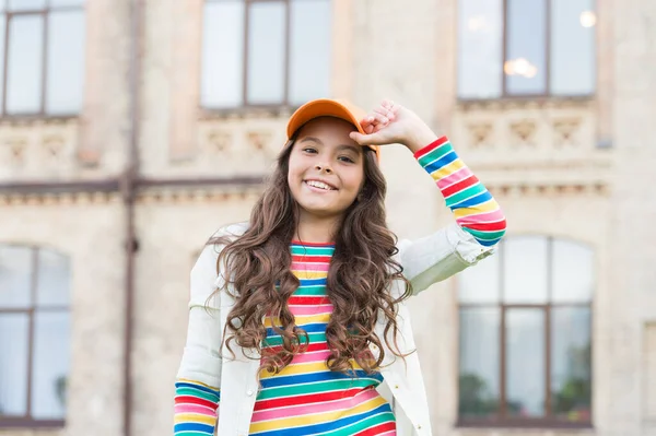 Schoonheid en mode. Je zou niets weten als je het niet probeerde. Schoolmeisje draagt pet. Tiener in casual stijl en pet. Jeugdgeluk. Gelukkig meisje met krullend haar met pet op. Kind glimlachen buiten — Stockfoto