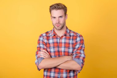 Ciddiyet. Erkek giyim mağazası. Kareli gömlek giyen maço bir adam. Moda yaz trendleri. Tıraşsız erkek cilt bakımı. Berber dükkanı konsepti. Sıradan bir tarz. Erkeklik kavramı. Erkek güzellik modeli. Katı yüz