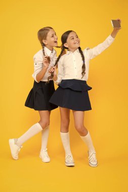 Küçük blogcu. Blogger okulu. Schoolgirls blogcular akıllı telefon fotoğraf çekmek kullanın. Uygulama akıllı telefon. Kişisel blog. İçerik oluşturma. Sosyal medya pazarlama. Modern teknoloji. Dijital influencer