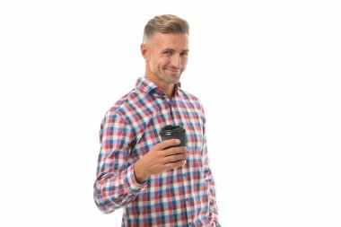 Sabah kahveden sonra başlar. Mutlu adam sabahları kahve içer. Yakışıklı adam sıcak bardağı beyazda izole etti. Sabah kahvaltısı uyanıyor. Günaydın alışkanlık.