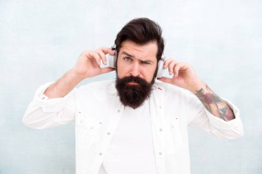 Açık havada müzik dinlemek. Favori şarkılar ve şarkılar. Yürüyüş için ritim. Hippi ayarlanabilir beyaz kulaklık takıyor. Sakallı adam müzik sever. Kablosuz teknolojili kulaklıklar. İlham verici müzik konsepti