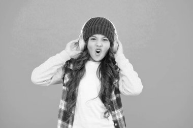 Partinin tadını çıkaralım. Küçük çocuk gündelik tarzda. Sonbahar melodisi. Küçük, uzun saçlı bir çocuk müzik setinin tadını çıkarıyor. Mutlu çocukluk. Mutlu hippi kız turkuvaz arka planı. Havalı genç, kulaklıkla müzik dinliyor.