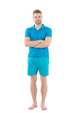 Formda olmaya çalış. Formda adam beyazda izole edilmiş. Güçlü adam fitness üniforması giyiyor. Çıplak ayaklı sporcu ya da sporcu. Formda ya da spor salonunda. Spor ve atletizm. Sağlık ve vücut bakımı. Formda kal, bırakma.