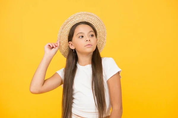 10代の女の子の夏のファッション。藁帽子の小さな美しさ。彼女は休息に値する。子供のためのサマーキャンプ。子供のためのビーチスタイル。旅行用ワードローブ。パナマの帽子は今年の夏に役に立つでしょう。夏休みの衣装 — ストック写真