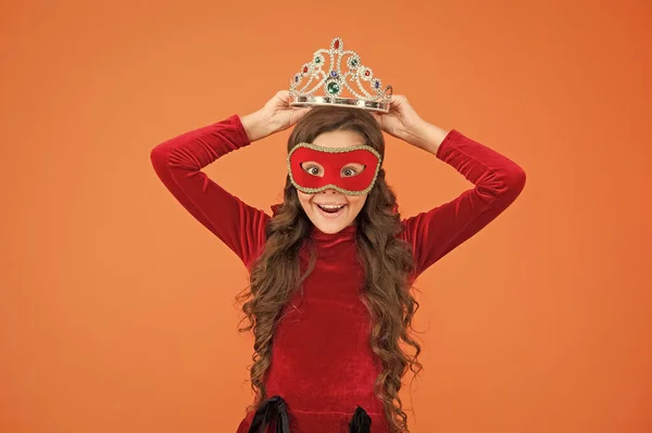 Evento real y entretenimiento. Premio Princesa. Real y de lujo. Carnaval de invierno. Modo incógnito. Chica llevar máscara corona fondo naranja. Visita el evento público real de forma anónima. Fiesta de invierno año nuevo — Foto de Stock