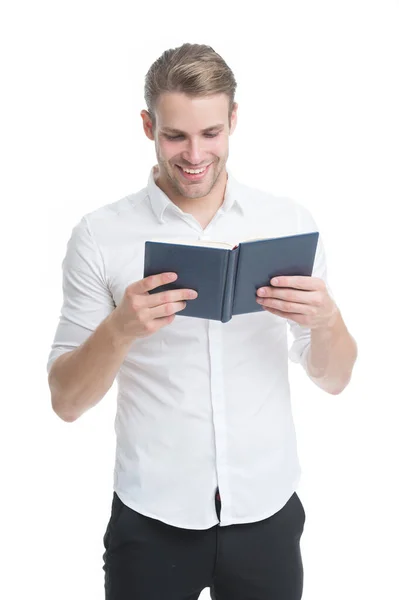 Baca buku yang bagus. Pria bahagia membaca buku yang diisolasi dengan warna putih. Pria tampan membaca dengan rajin. Pelajar bahasa dan sastra. Perpustakaan dan bibliotheca. Sekolah dan pendidikan. Harus dibaca — Stok Foto
