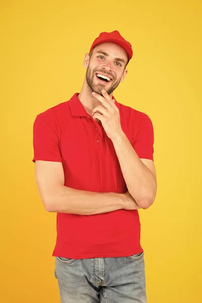 Gratis kassier. Een winkelier huren. Een gelukkige kassier uniform. Het personeel van het restaurant gezocht. mannenbesteldienst met rode pet. vriendelijke winkelassistent. Bezorger van voedselorders. Ik ben kassier. — Stockfoto