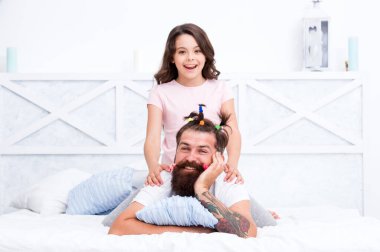 Çocuklarla karantina. Mutlu bir aile. Komik saç stili. Evin sınırlarına sıkıştırılmış. Mutlu bir çocukluk. Aile eğlencesi. Pijama partisi. Kuaför ya da stilist. Yatak odasında dinleniyor. Kız ve baba