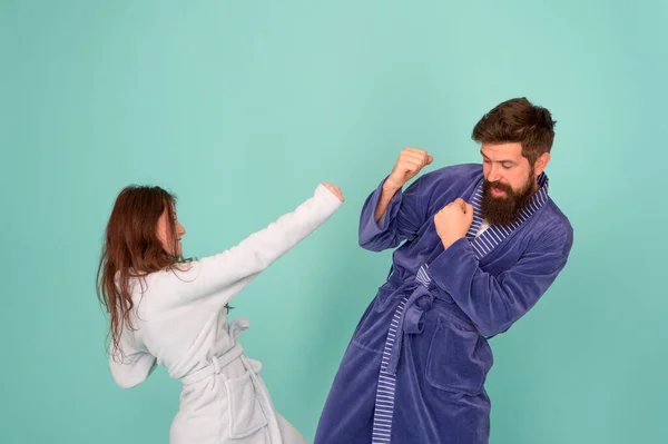 Pareja de albornoces enamorados. Somnoliento y débil por la mañana. Relaciones de consejo sobreviviendo a la cuarentena. Rutina. Un par de caras somnolientas ropa doméstica. Todo el día pijama. Gente somnolienta fondo azul —  Fotos de Stock