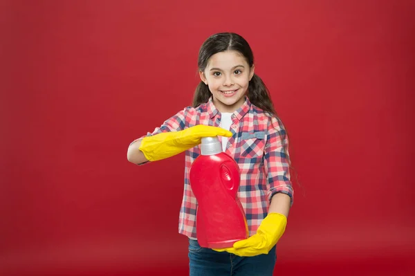 Dezinfekční gely vhodné pro celou rodinu. Dívka v gumových rukavicích pro čištění držet plastové láhve chemické kapaliny. Pomoz uklidit. Použijte přípravek na čištění. Koncept úklidu. Čisticí prostředky — Stock fotografie