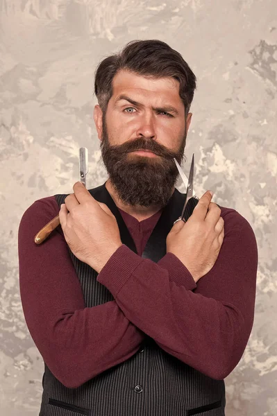 Hombre seguro de sí mismo cortó barba. brutal maestro de barbería. barbero barbudo listo para afeitarse. cada día gomming. cuidado personal e higiene. Barbería retro equipos y herramientas. hipster afeitar la cara con la hoja — Foto de Stock