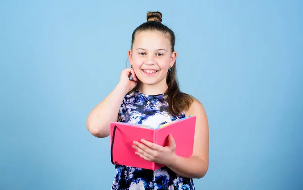 Noteer geheimen in een schattig meisjesdagboek. Geheimen bewaren hier. Haar geheimen bijhouden in het dagboek. Kind schattig meisje houden notitieblok of dagboek blauwe achtergrond. Jeugdherinneringen. Dagboek voor meisjes concept — Stockfoto