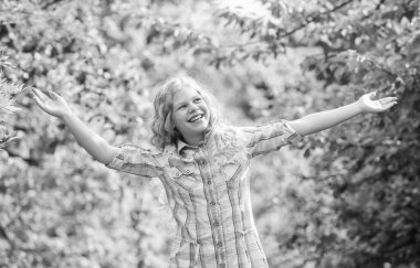 Mutlu zamanlar. Güzellik ve moda. Uzun sarı kıvırcık saçlı. Yeşil ormandaki küçük kız. Yaz tatili. Çocuklar Günü 'nde. Uzun, sağlıklı saçları olan mutlu küçük bir kız. Saç sağlığı ve bakımı. Kuaför salonu.