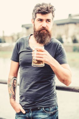 Dışarıda bira bardağıyla sakallı bir adam. Haftasonu. Vahşi erkeğin dinlenmeye ihtiyacı var. Alkollü bira içeceğiz. Sakallı, bira içen olgun bir hippi. Başarının şerefine.