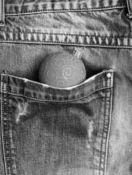 Célébrez Noël. Décoration boule pour sapin de Noël poche de pantalon en denim. Concept vacances d'hiver. Décorer arbre de Noël jouet traditionnel. La génération moderne célèbre le nouvel an et Noël — Photo