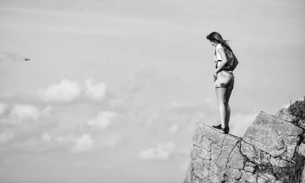 Concept de dépression. Femme courageuse se tenir seul dans les hautes montagnes fond bleu ciel. Soldat. Femme militaire. Point d'observation. Brave fille dangereuse falaise. Humeur suicidaire. Brave et sans peur — Photo