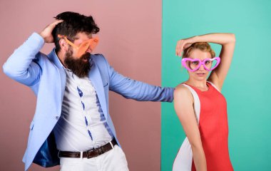 Birlikte dans etmek. Çiftler eğleniyor. Ofis partisi. Başarıyı kutluyoruz. Keyfin yerinde. Rahatla ve eğlen. Şirket kültürü. Tatili kutluyoruz. Sakallı adam, güzel kadın parti gözlükleri kutluyor.