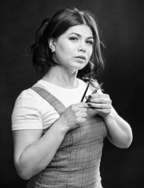 Kaşlar için özel aletleri olan usta bir kozmetolog. Profesyonel yüz bakımı. Güzellik salonunda profesyonel güzellik uzmanı. Kirpik uzatma prosedürü. Güzel kadın kirpik ustası cımbız tut