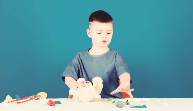 Çocuk doktoru stajyeri. Tıp üniformalı küçük bir çocuk. Hastane. İlaç ve sağlık. Tedavi reçetesi. Steteskoplu çocuk doktoru. Hemşire laboratuvar asistanı. Aile doktoru. Hasta ve hasta.