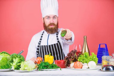 En sevdiğim kahvaltı. Sakallı adam mutfakta yemek pişirmek, mutfak. Vejetaryen. Sakallı olgun şef. Sağlıklı yemek pişirme. Diyet ve organik gıda, vitamin. Şapkalı Şef adam. Gizli tat tarifi