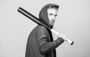 Beyzbol sopalı zorba adam. Güçlü ve kendinden emin. Nefsi müdafaa. Spor malzemeleri. Sporcu sopayla tehdit edici görünüyor. Saldırganlık, erkeklik, güçlü öfke. Zorba ruh hali. Kötü çocuk konsepti