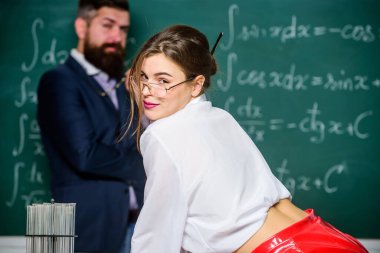 Ne istediğini biliyor. Tam fikirler. Öğretmen ve çekici öğrenci. Kışkırtma konsepti. Özel ders. Öğretmenle flört etmek. Öğrenci şehvetli seksi kız ve deneyimli öğretmen. Zevk öğretiyorum