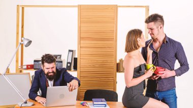 İş arkadaşınla kahve molası veriyorsun. Kadın iş arkadaşıyla flört ediyor. Çekici kadın çalışan erkek meslektaşım. Ofis aşkı konsepti. Bazı iş arkadaşları arasında cinsel çekim. Flört ve baştan çıkarma