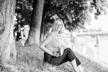 kitap açık öğrenci kız. okumak benim hobim. Yaz çalışması. parkta kitap okuyan bir kadın. ilginç bir hikaye. Rahatlayın ve yeni bilgiler alın. roman yazarından esinlenerek. öğrenci ders kitabı