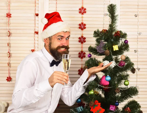 Man with beard looks at champagne glass — Stock Photo, Image