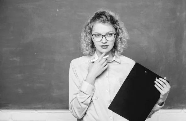 Meisje nerd student heeft map documenten. Ga naar de universiteit. College en middelbare school kandidaat. Slagen voor examens. Studeer hard. Kennisdag. Studenten die eigen onderzoek verrichten. Onderwijsconcept. Studentenleven — Stockfoto