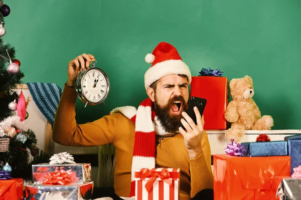 가젯과 축하의 개념입니다. 산타가 휴대폰을 들고 알람 시계를 들고 — 스톡 사진