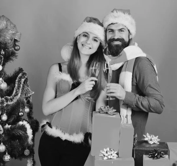 Père Noël et fille sexy avec des boissons. Monsieur et Missis Claus — Photo