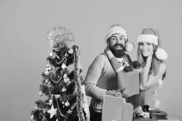 Vánoční dárky a koncept lásky. Santa a sexy dívka — Stock fotografie