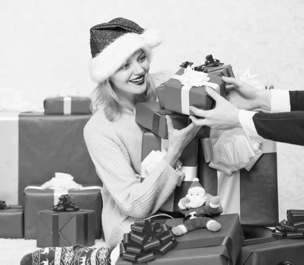 Cadeau d'ouverture de Noël. Fille près de sapin de Noël joyeuse fête. Femme excitée blonde tenir boîte cadeau avec arc. Cadeau parfait pour petite amie ou femme. Père Noël apporter son cadeau qu'elle a toujours voulu — Photo