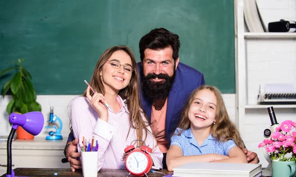 Clases particulares con tutores. Concepto de tutoría en casa. Tutores y programas extraescolares. Enfoque individual. Tutor de excelencia. Clases extras. Niña dotada. Niña estudiando con el equipo de tutores —  Fotos de Stock