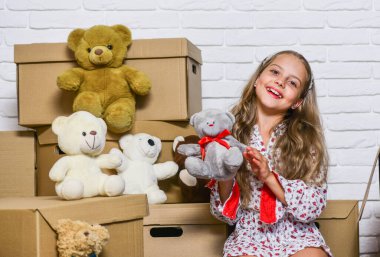 Küçük kız ve kutular. Satın aldıklarınızı teslim ediyorum. Hareketli rutin. Paketleme işleri. Harekete hazırlanın. Kiralık ev. Gayrimenkul. Rüyamda kendi odamı gördüm. Konsepti çıkar. Çocuk taşınıyor.