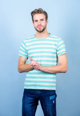 Hırslı erkek. Erkek manken. Gündelik stilde seksi maço. Mükemmel kaslı adam görünüşü. Erkek modası ve güzellik. Tıraşsız öğrenci. Moda tişörtlü ciddi bir adam. yaz modası