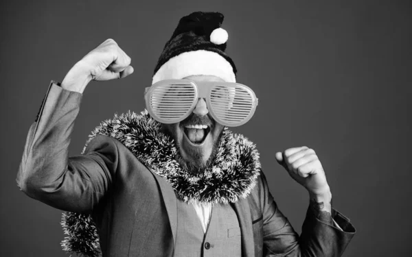 O ouropel de homem pronto celebra o Ano Novo. Ideias corporativas do partido os funcionários vão adorar. Festa de Natal corporativa. Homem barbudo hipster usar chapéu de Papai Noel e óculos de sol engraçados. Organizadores da festa de Natal — Fotografia de Stock