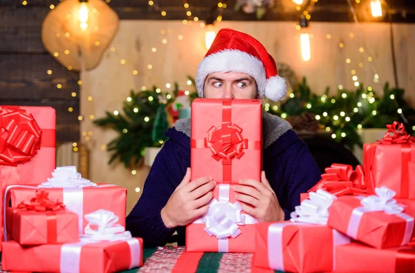 Hipster bereidde cadeaus voor familie voor. Thuis is het hart van de vakantie. Geschenken ingepakt met linten en strikken. Man kerstman hoed vieren nieuwjaar. Vrijgevig nieuwjaar. Veel geschenken. Fijne wintervakantie — Stockfoto