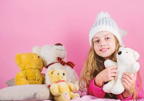 Colección de juguetes de osos. Niño niña pequeña juguetona celebrar peluche oso de peluche juguete. Los osos de peluche ayudan a los niños a manejar las emociones y limitar el estrés. Niño niña jugar con juguete suave osito de peluche sobre fondo rosa — Foto de Stock