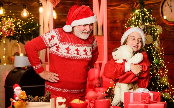 Ευτυχία και χαρά. Ευτυχισμένη παιδική ηλικία. Παιδί απολαμβάνουν τα Χριστούγεννα με γενειοφόρο παππού Santa Claus. Δώρο έκπληξη. Παιχνίδι δώρων για το παιδί. Ημέρα πυγμαχίας. Υπέροχο δώρο. Εορταστική παράδοση. Χαρούμενη γιορτή — Φωτογραφία Αρχείου
