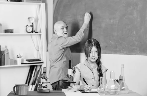 Menina com professor de ciências. Carreira de pedagogo. Pedagogo experiente. Química e biologia. Professor ajuda estudante. De volta à escola. Lição escolar. Excelente pedagogo amigável tipo — Fotografia de Stock