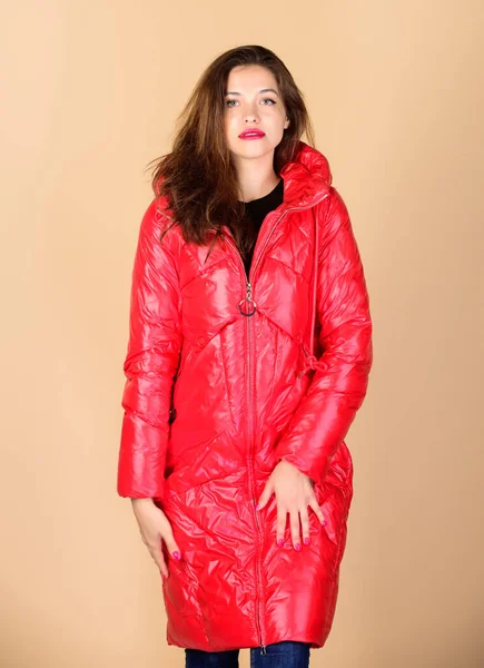 Vásárolj a minőségért. Élvezd a fényes dzsekit. Meleg kabát. Divatmodell. Kényelmes alsó kabát. Vörös szín. Megtalálni a megfelelő téli kabát elengedhetetlen az élvezetes és elviselhető téli szezonban — Stock Fotó
