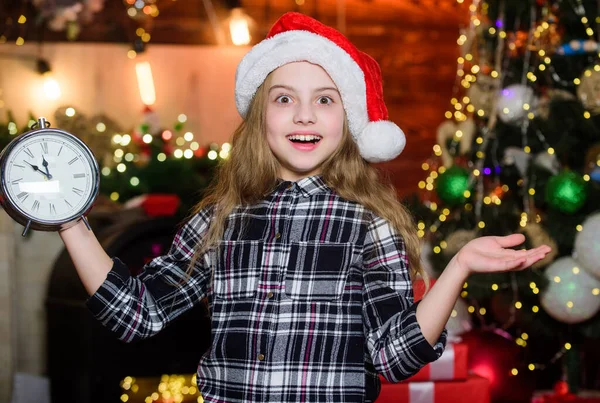 Только посмотрите на это. Маленькая девочка Санта Клауса. Рождественские покупки. Эльфийское дитя. Рождественское дерево. Праздничные. Рождество. Торговая распродажа. С Новым годом. Маленькая девочка в красной шляпе. Торговый день — стоковое фото