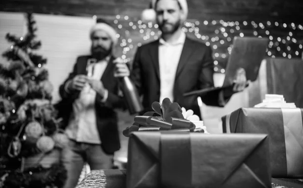 Büropartykonzept. Neujahrsfest. Geschäftsleute trinken auf Partys Champagner. Kollegen feiern Firmenparty Neujahr. Männer Geschäftspartner oder Kollegen halten Sektgläser in der Hand — Stockfoto